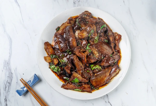 Braised Eggplant with Basil in Dark Sauce